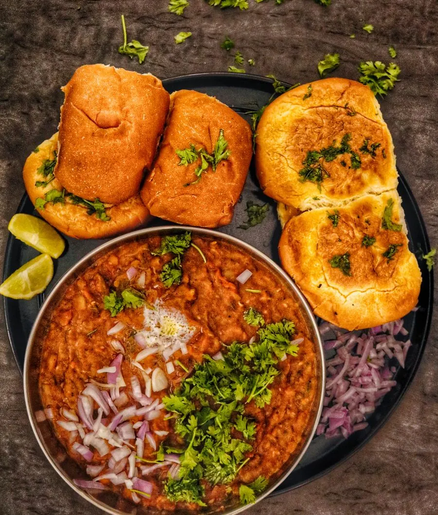 Pav bhaji with buttered pav, onions and lemon