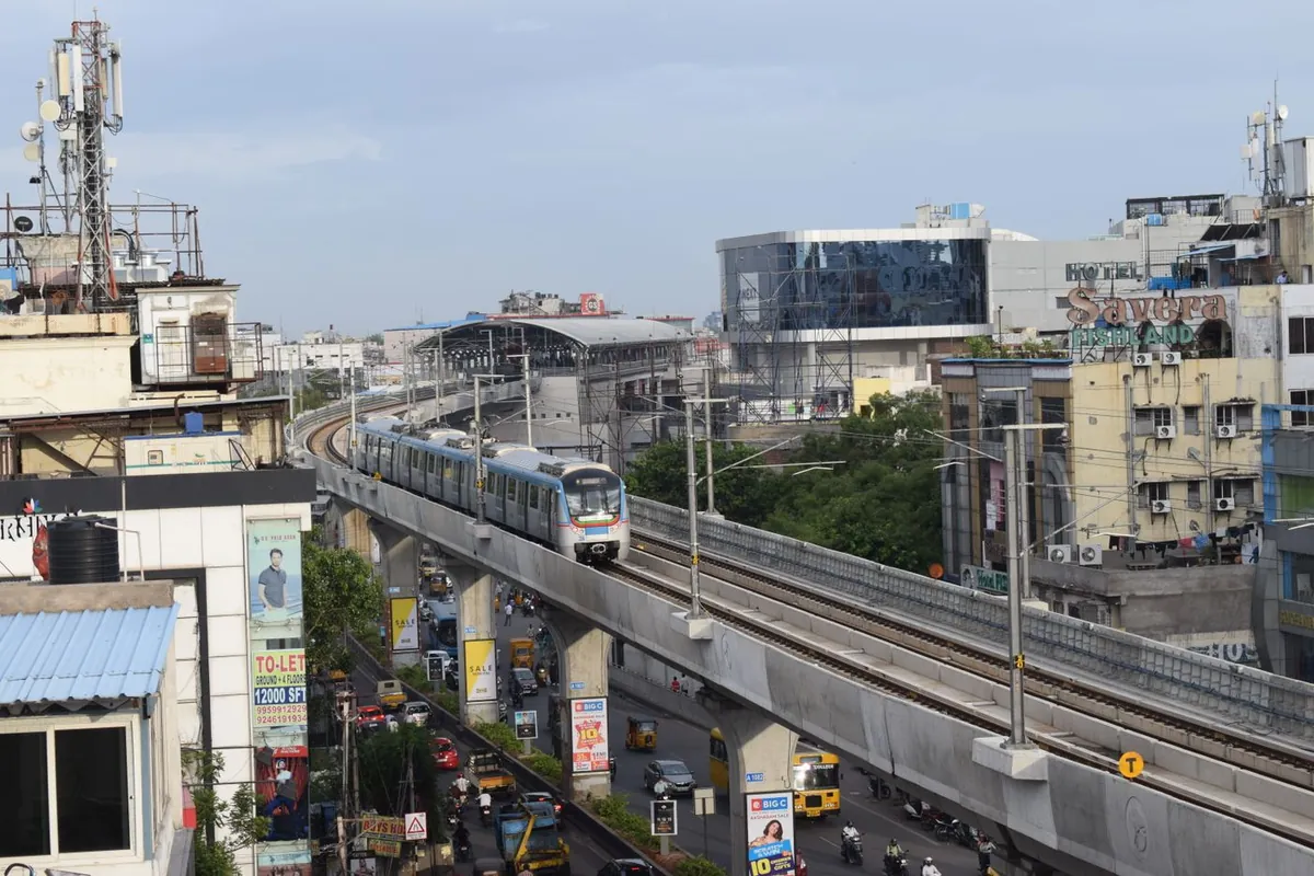 The Hyderabad metro running above a busy street